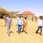 Wasiir Kuxigeenka Dakhliga Wasaaradda Maaliyadda Puntland oo Kormeer shaqo ku tagay degmada Dhahar[Sawirro]