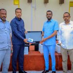 Kuxigeenka Agaasimaha Guud ee Maamulka Wasaaradda Maaliyadda Puntland oo qalab shaqo socod-siinta ah ku wareejiyay Madaxda gobolada ee Wasaaradda[Sawirro]
