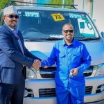 Wasiir Kuxigeenka Dakhliga Maaliyadda Puntland oo Gaadiid ay soo gaday Wasaaradu ku wareejiyay Xarumihii loogu talagay[Sawirro]