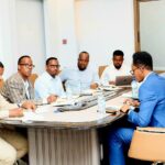 Wasaaradda Maaliyadda Puntland oo martigelisay Kulan looga hadlay Dardargelinta Dakhliga Adeegyada ay bixiyaan Xirfadlayaasha Caafimaadka(Sawirro)