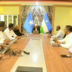 Wasiir Kuxigeenka Dakhliga Wasaaradda Maaliyadda Dowladda Puntland oo Shir Guddoomiyay Kulan lagu dardargelinayo Dakhliga gudaha(Sawirro)